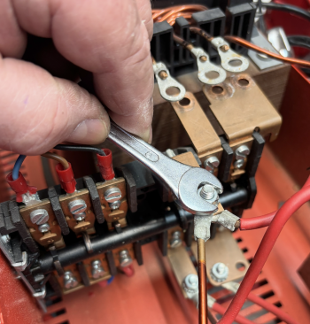 Schraubende Hand im Ladegerät